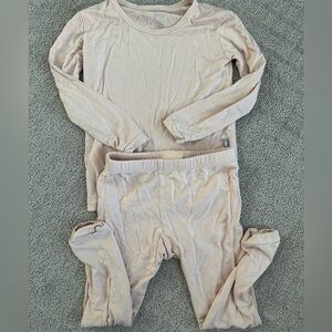 Kyte Baby long sleeved toddler pajamas 2T in Porcelin